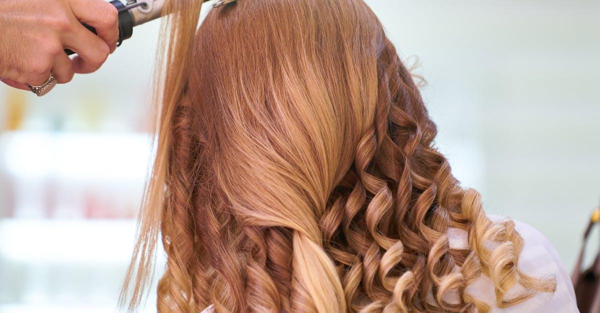 Miękkie loki bez sztywności: jak krem stylizujący utrwali skręt na cały dzień