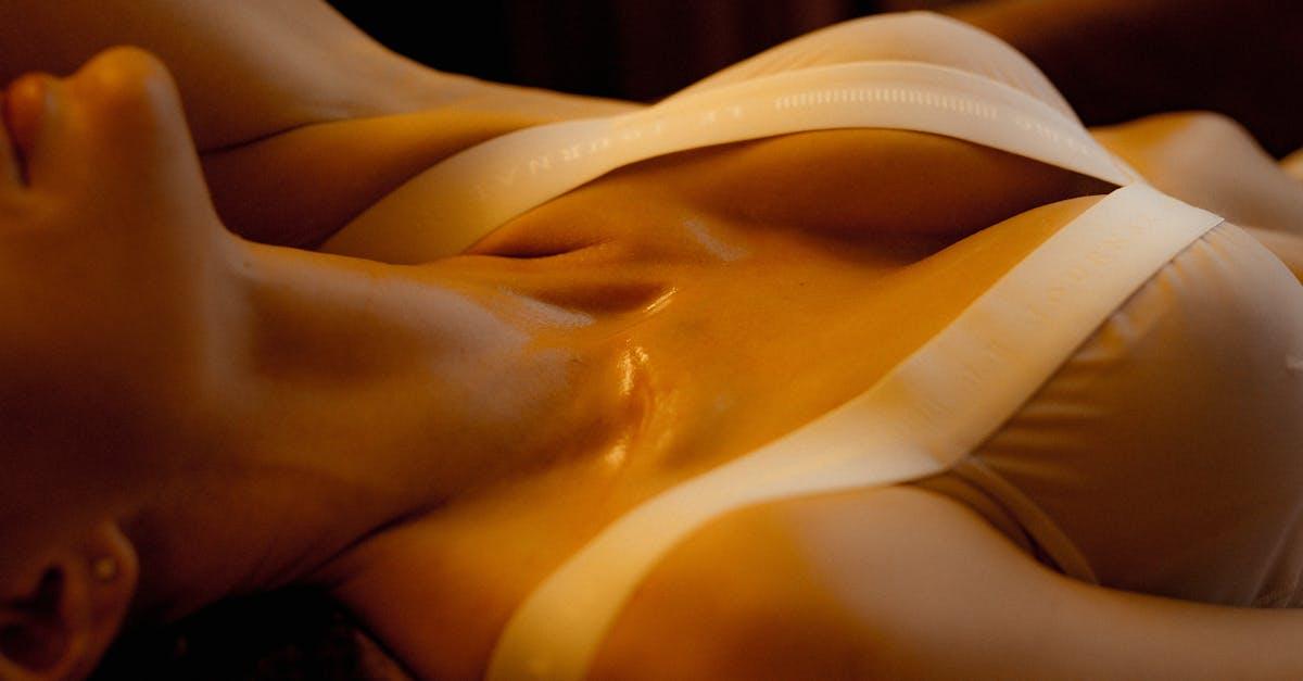 Smukły dekolt bez skalpela: jak masaż podciśnieniowy modeluje i ujędrnia