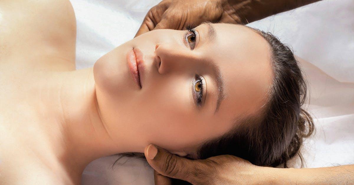 Naturalny lifting żuchwy: masaż, który wyostrza kontur twarzy w kilka minut dziennie