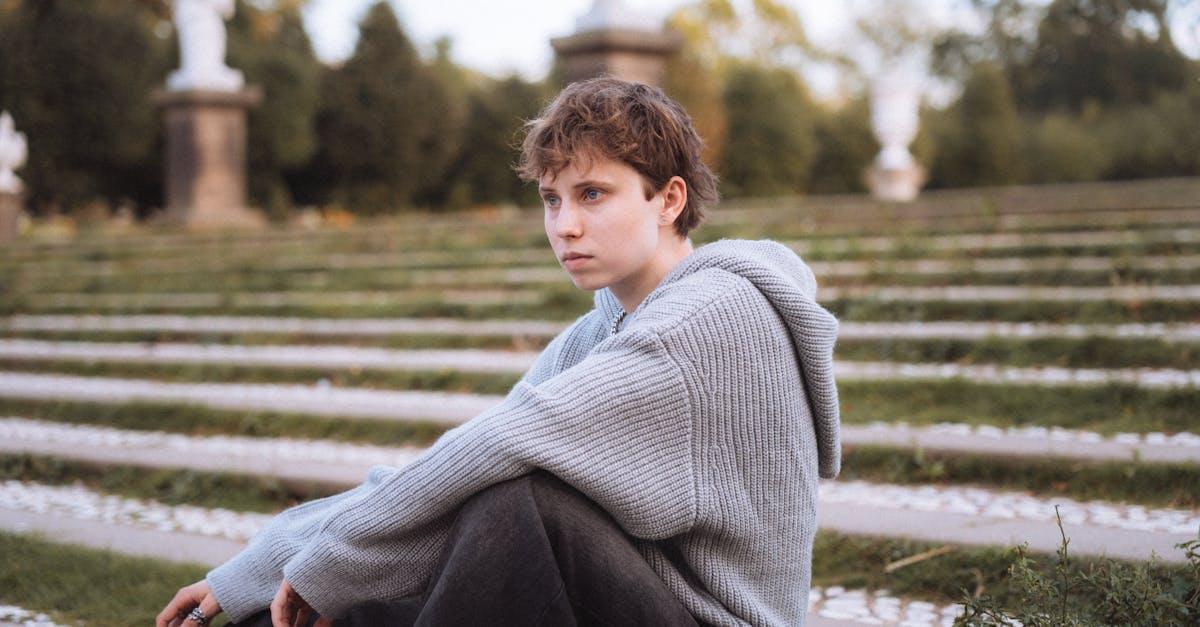 E‑boyowy grunge: chłopięcy makijaż, który podkreśli Twoją osobowość