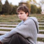 E‑boyowy grunge: chłopięcy makijaż, który podkreśli Twoją osobowość