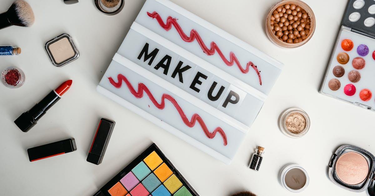 Księżniczkowy glow i koronkowa finezja: romantyczny makijaż krok po kroku