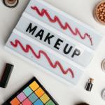 Księżniczkowy glow i koronkowa finezja: romantyczny makijaż krok po kroku