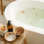 Zamień łazienkę w domowe SPA: sól kąpielowa krok po kroku dla głębokiego relaksu