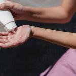 Włosy kontra twarda woda: sprawdzone triki, które przywrócą miękkość i blask