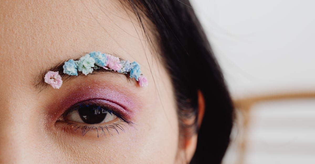 Szczoteczka w dłoń: szybki przewodnik po stylizacji laminowanych brwi