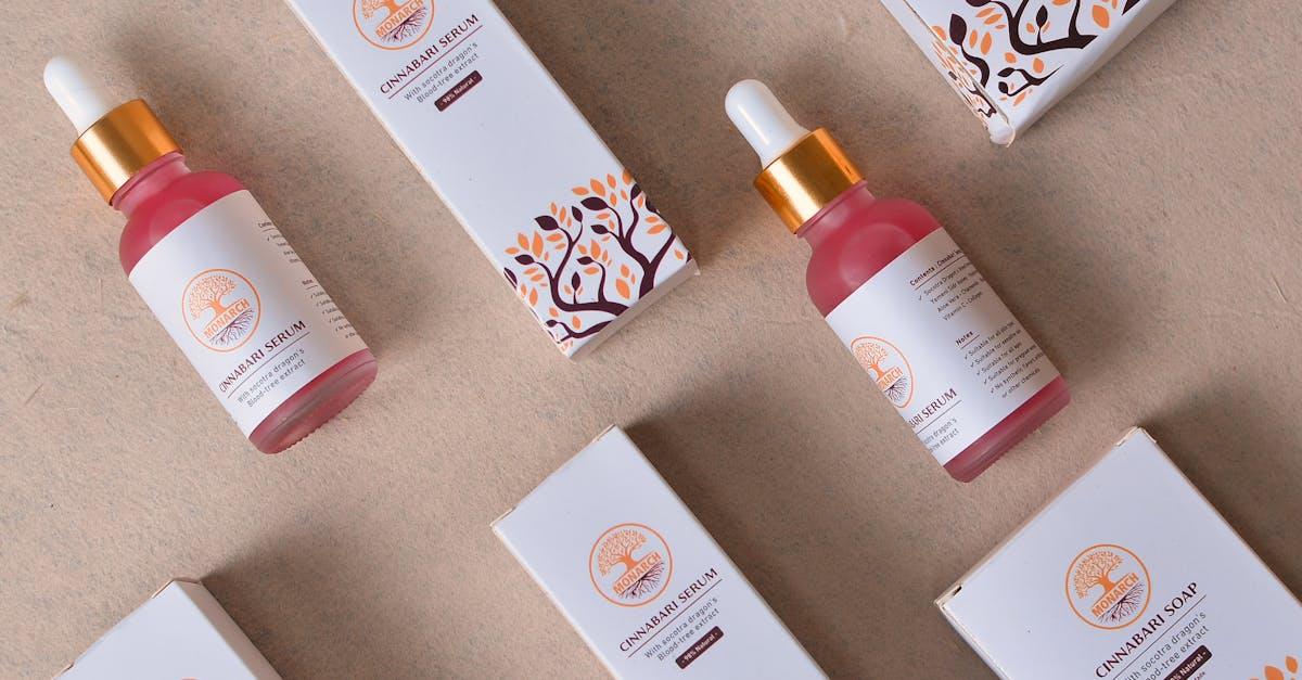 Szklana skóra w kilka kropel: odkryj moc wielkocząsteczkowego kwasu hialuronowego w serum