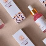 Szklana skóra w kilka kropel: odkryj moc wielkocząsteczkowego kwasu hialuronowego w serum