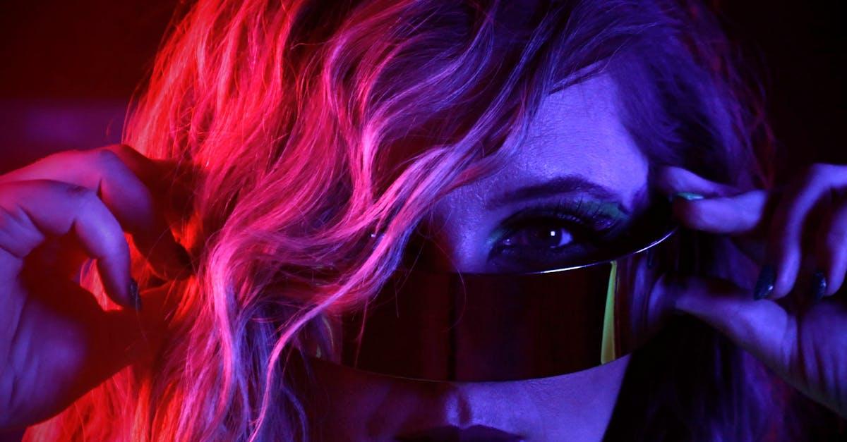Futurystyczny blask: neonowy liner w stylu cyberpunk – poradnik i inspiracje