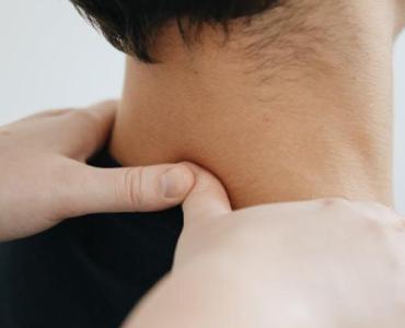 Bez bólu i drętwienia: domowe sposoby na łagodny ucisk nerwu strzałkowego