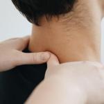 Bez bólu i drętwienia: domowe sposoby na łagodny ucisk nerwu strzałkowego