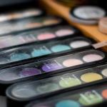 Klejnotowy blask na powiekach: makijaż w odcieniach jewel tones od dnia do nocy