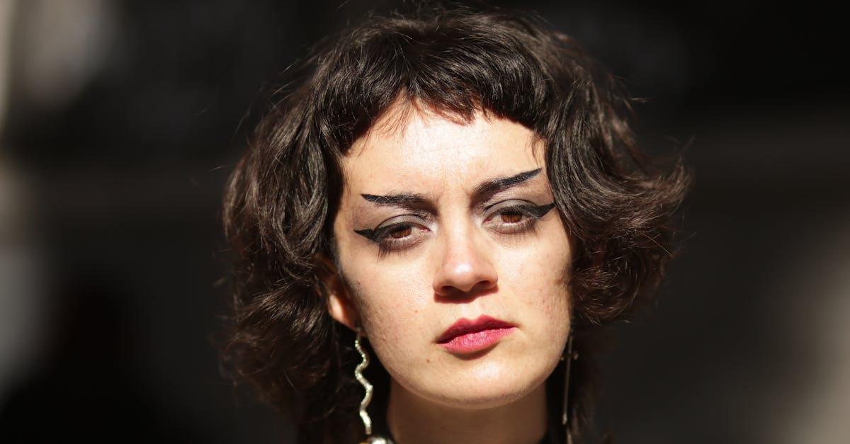 Podwójna kreska jak u wizażystki: prosty double wing liner krok po kroku