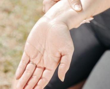 Łagodny ból nadgarstka? Oto plan działania, który naprawdę pomaga