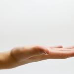 Róż kremowy bez pędzla: palcami do efektu świeżej, wypoczętej cery w minutę