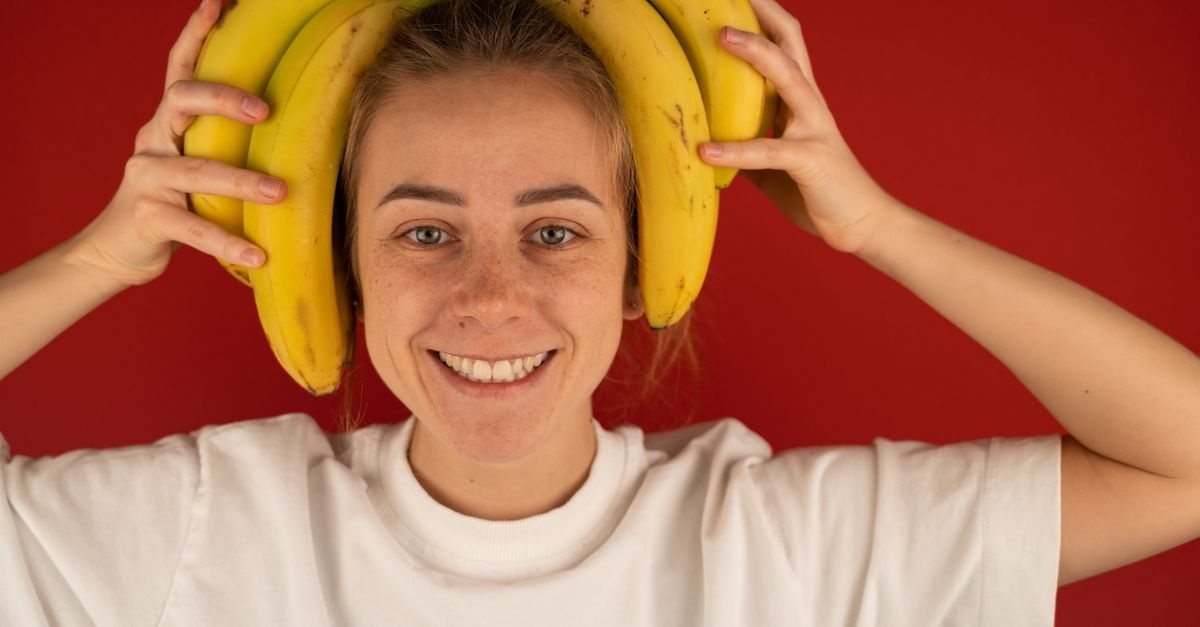 Bananowa kuracja SOS dla zniszczonych włosów: domowa maska przywracająca blask i miękkość