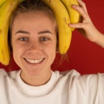 Bananowa kuracja SOS dla zniszczonych włosów: domowa maska przywracająca blask i miękkość