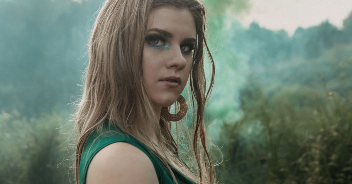 Zaczarowany Smokey Eyes: stwórz baśniowy look krok po kroku